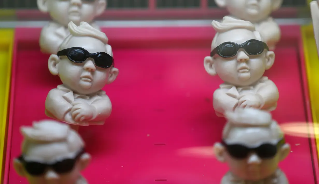 Sejumlah sanpang susu rasa stroberi berbentuk es krim tiga dimensi (3D-cetak) yang dijual di toko Iceason es krim di kota Shanghai, Rabu (27/4). Sanpang adalah nama panggilan China untuk pemimpin Korea Utara Kim Jong Un. (REUTERS/Aly Song)