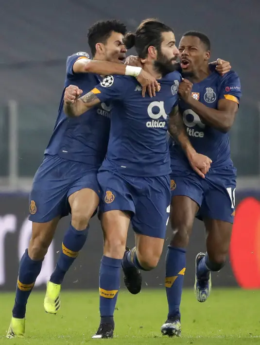 Pemain Porto Sergio Oliveira (tengah) merayakan bersama Luis Diaz dan Wilson Manafa usai mencetak gol ke gawang Juventus pada pertandingan leg kedua babak 16 besar Liga Champions di Turin, Italia, Selasa (9 /3/2021). Juventus harus tersingkir dari Liga Champions. (AP Photo/Luca Bruno)