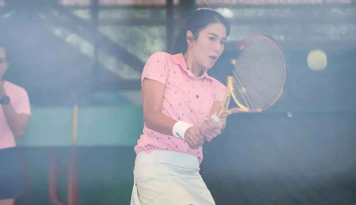 <p>Dian Sastrowardoyo mengenakan outfit sporty lengkap seperti seorang petenis internasional. Netizen bahkan sempat menyandingkan Dian dengan atlet internasional, Maria Sharapova. (FOTO: instagram.com/therealdisastr/)</p>