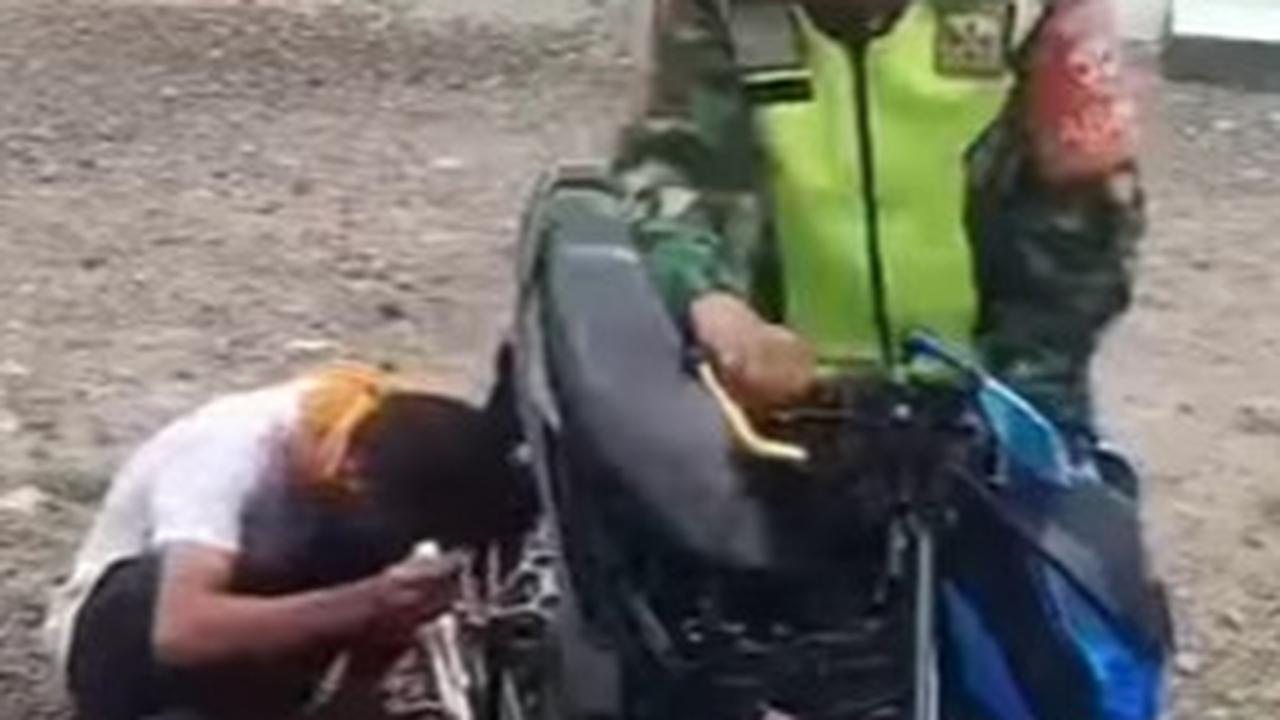 Anggota TNI Gregetan Paksa Tempelkan Kuping Pemuda ke Knalpot Brong