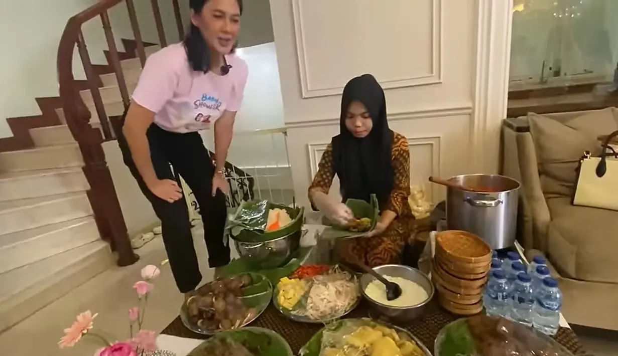 Salah satu menu yang menarik perhatian adalah nasi liwet Solo. Tampak Paula antusias untuk menikmati hidangan nasi liwet. [Youtube/Baim Paula]