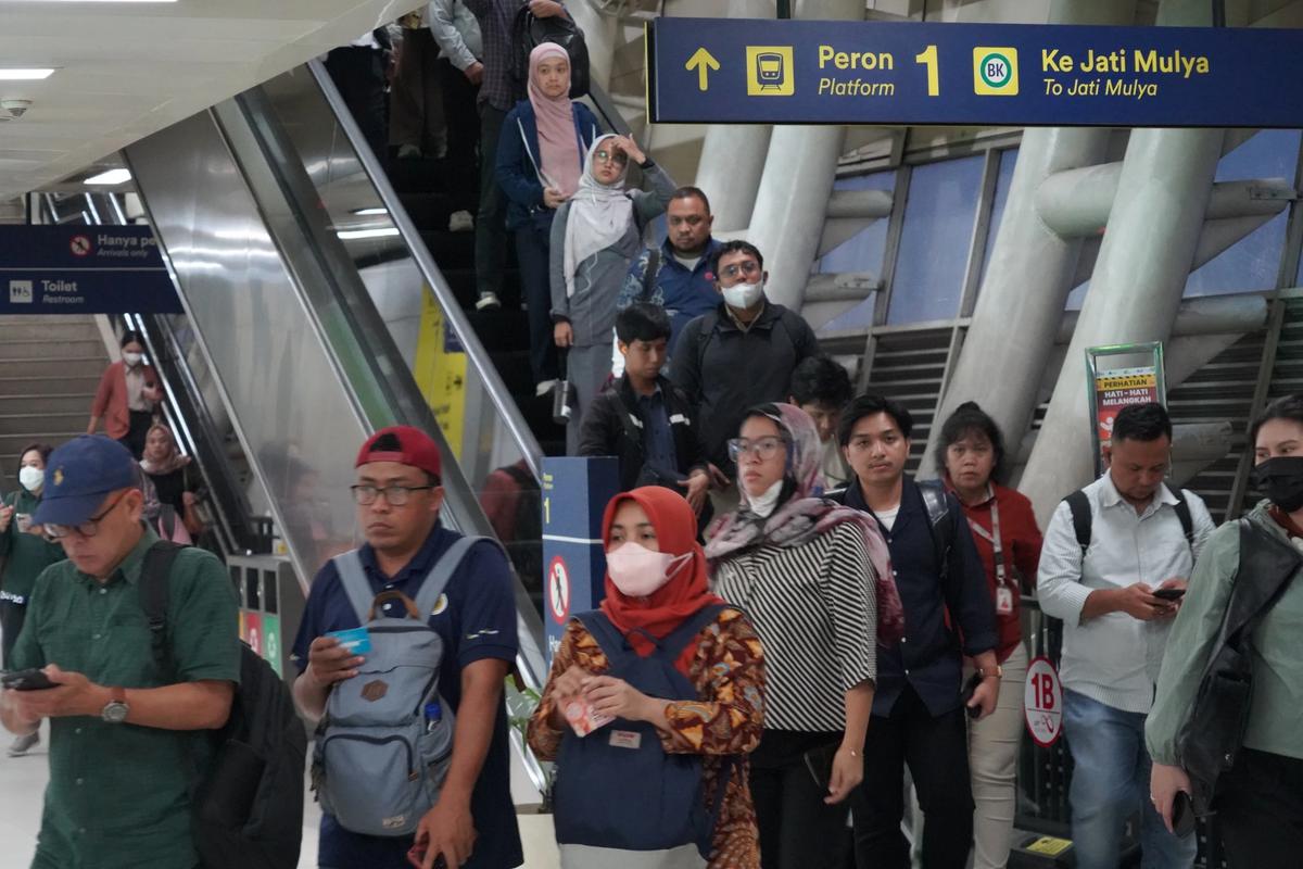 FOTO: Pengguna LRT Jabodebek Tembus 195 Ribu Saat Libur Panjang