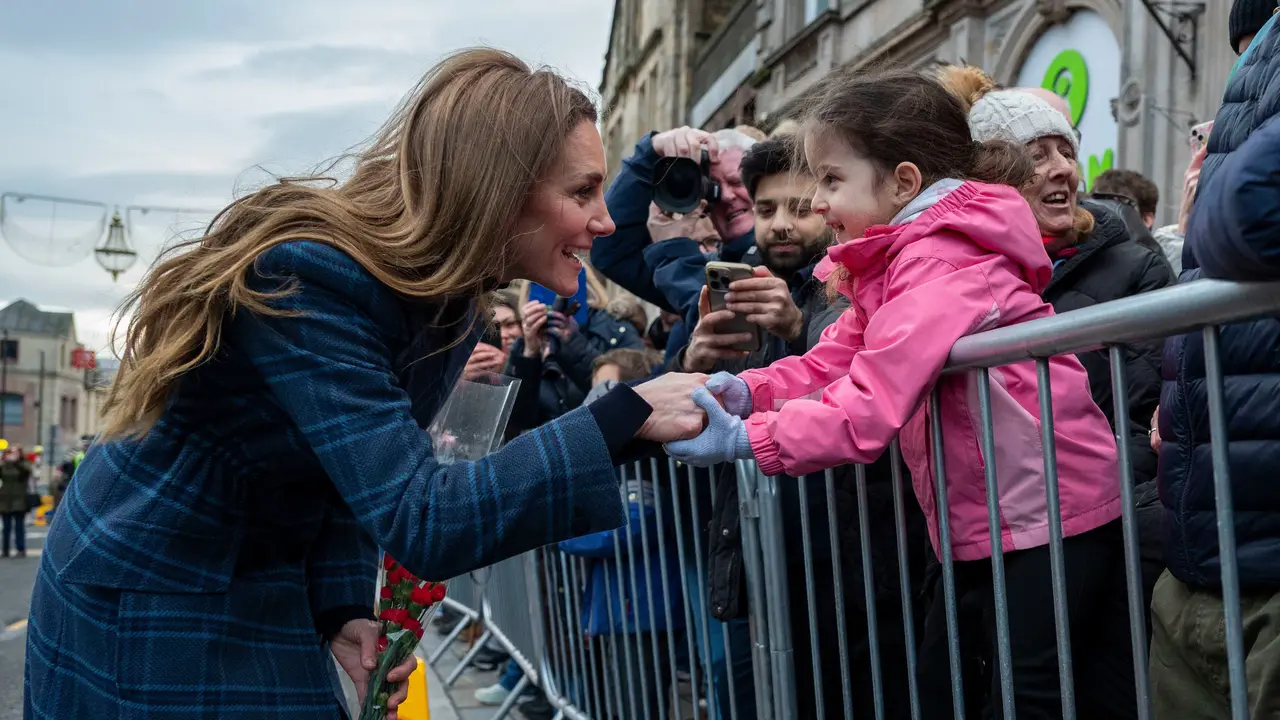 Kate Middleton Ternyata Rancang Sendiri Mantel Tartan Biru Saat Kunjungi Skotlandia