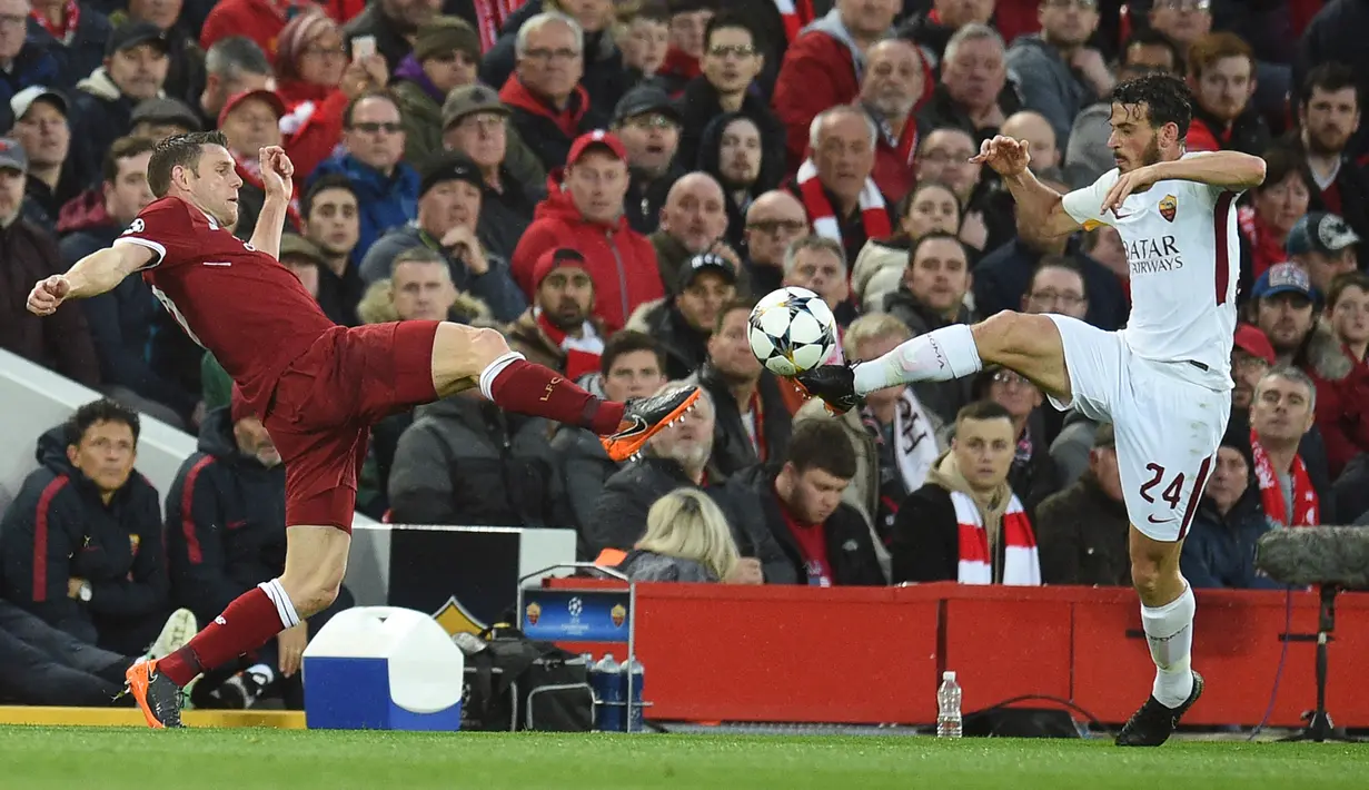 Gelandang AS Roma, Alessandro Florenzi (kanan) berebut bola dengan gelandang Liverpool, James Milner pada laga leg pertama semifinal Liga Champions 2017/2018 di Anfield Stadium, Liverpool (24/4/2018). Bersama AS Roma pada musim 2017/2018 dan PSG pada 2002/2021, Alessandro Florenzi tampil di semifinal Liga Champions. Selalu bermain dalam dua leg, AS Roma dan PSG gagal dibawanya melangkah ke partai final setelah ditaklukkan Liverpool dan Manchester City. (AFP/Oli Scarff)