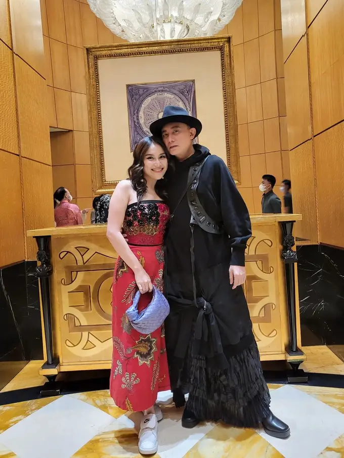 Gaya Feminine Sporty Ayu Ting-Ting Padukan Tas Seharga Rp40Jutaan dan Sneaker Saat Hadiri Show Didi Budiardjo