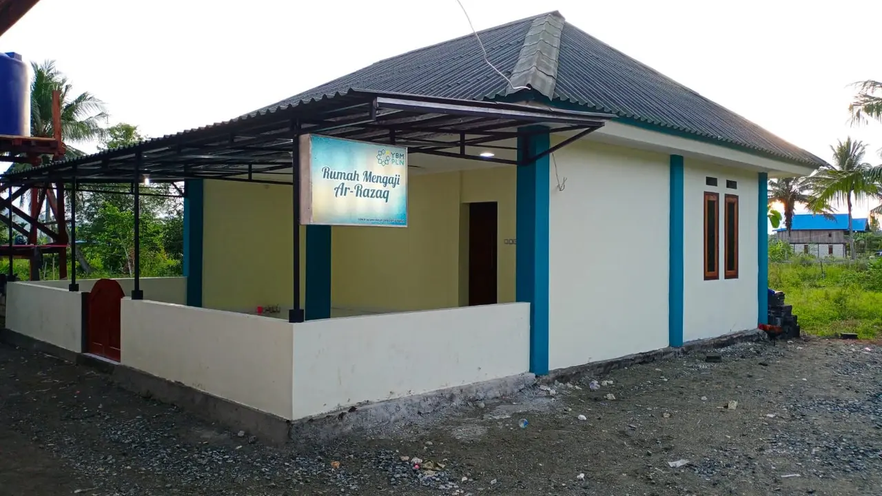 PLN membangun rumah mengaji dan marbot Ar-Razaq di Kampung Selayar, Kota Jayapura, Papua.