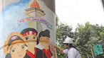 Seorang siswi sedang  membuat mural di bawah Jalan Layang Non-tol Antasari, Jakarta, Sabtu (10/3). Sebanyak 63 tiang akan dilukis mural oleh perwakilan dari SMA dan SMK di Jakarta untuk mempercantik kawasan tersebut. (Liputan6.com/Herman Zakharia)
