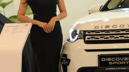 Seorang model bergaya di sisi kendaraan Land Rover Discover Sporty yang dipamerkan di Jakarta Auto Show 2015, Rabu (28/10/2015). Land Rover Discover Sporty dibanderol dengan harga sekitar 1,479 miliar rupiah. (Liputan6.com/Helmi Fithriansyah)