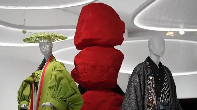 Pertunjukan 'Chee-shie-san' karya desainer Inggris John Galliano untuk rumah mode Prancis Christian Dior (kiri) dan pertunjukan kimono serta jaket karya desainer Jepang Jotaro Saito ditampilkan selama pratinjau pers pameran 'Kimono: Kyoto to Catwalk' di M