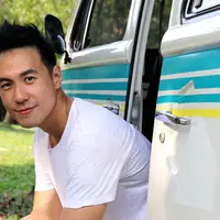 Presenter Daniel Mananta baru saja menjalani profesi yang tidak biasanya. Daniel menjadi model video klip milik penyanyi Regina Ivanova berjudul 'Dibawa Happy Aja'. (Galih W. Satria/Bintang.com)