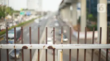 Kondisi pagar JPO yang melintang di atas jalan tol dalam kota dan Jalan Gatot Soebroto di Mampang, Jakarta, Selasa (4/2/2020). Kurangnya perawatan menyebabkan kondisi pagar JPO tersebut banyak yang berkarat sehingga berpotensi membahayakan pejalan kaki yang melintas. (Liputan6.com/Immanuel Antonius)