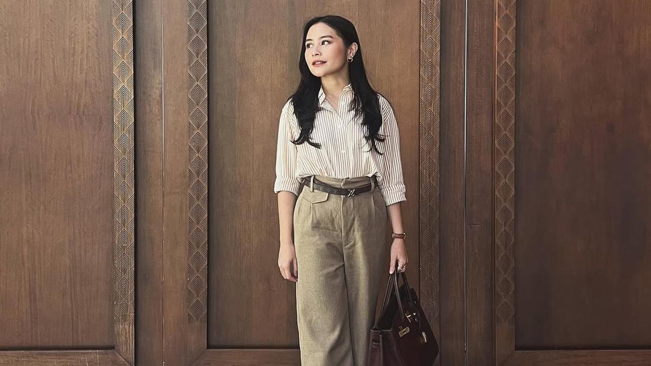 Pancarkan Pesona Independent Women, Intip Potret Outfit Prilly Latuconsina dengan Gaya Smart Casual