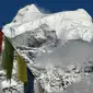 Pemandangan Gunung Himalaya, Gunung Kangtega (ketinggian 6782 meter) dari desa Khumjung di wilayah Everest, sekitar 140km timur laut Kathmandu (16/4). (AFP Photo/Prakash Mathema)