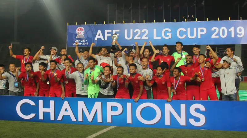 Para pemain Timnas Indonesia merayakan gelar juara Piala AFF U-22 2019 setelah mengalahkan Thailand pada laga final. (Bola.com/Zulfirdaus Harahap)