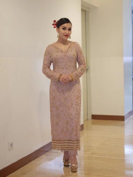 Tak ketinggalan, putri sulung Ayah Ojak tersebut juga mengenakan satu set perhiasan emas yang senada dengan busananya. Heels yang dipakainya juga tampak senada, terlihat begitu menawan. (Liputan6.com/IG/@ayutingting92)