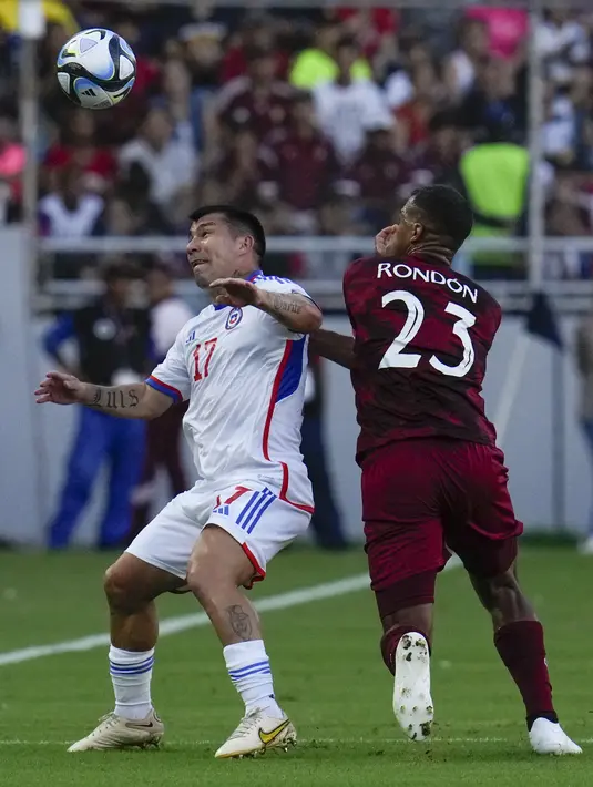 Kemudian sang "Gladiator" Salomón Rondón yang merupakan salah satu pencetak gol terbanyak di tim nasional Venezuela kembali mencetak gol di menit ke-73. (AP Photo/Ariana Cubillos)