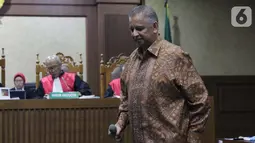 Terdakwa dugaan suap proyek PLTU Riau-1 yang juga mantan Dirut PLN, Sofyan Basir saat menjalani sidang pembacaan tuntutan di Pengadilan Tipikor, Jakarta, Senin (10/7/2019). Sofyan Basir dituntut 5 tahun penjara ditambah denda Rp200 juta subsider 3 bulan kurungan. (Liputan6.com/Helmi Fithriansyah)