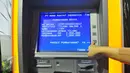 Sebuah layar menunjukkan pembayaran sistem denda tilang dengan tilang online atau e-tilang melalui mesin ATM BRI di Jakarta, Jumat (16/12). Dengan e-Tilang pelanggar cukup membayar denda di seluruh jaringan Bank BRI. (Liputan6.com/Angga Yuniar)