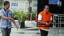 Kepala Dinas Pendidikan Kabupaten Cianjur Cecep Sobandi dikawal petugas tiba untuk menjalani pemeriksaan lanjutan di gedung KPK, Jakarta, Kamis (10/1). Cecep diperiksa sebagai tersangka. sebagai tersangka