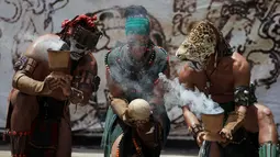 Para peserta melakukan ritual sebelum dimulainya pertandingan Bola Maya di dalam upacara kebudayaan di Aguilares, El Salvador 8 Juli 2016. (REUTERS/Jose Cabezas)