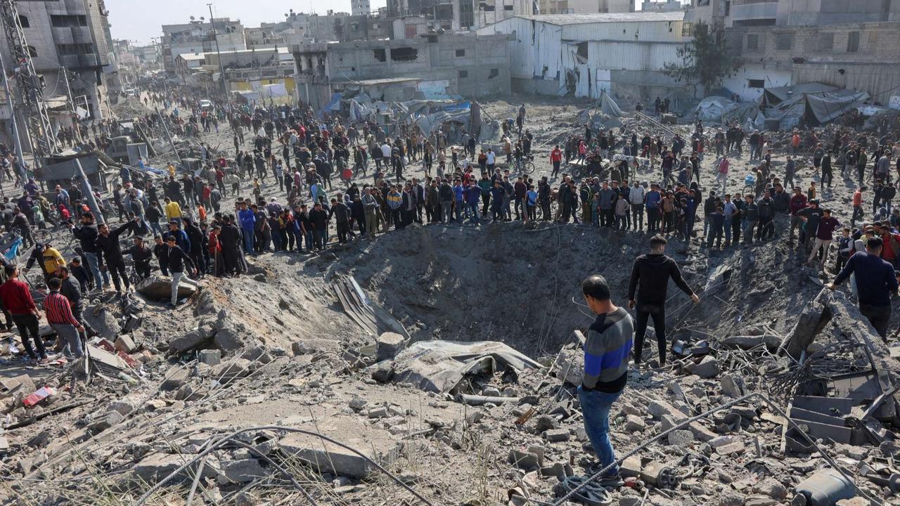 Penampakan Kawah Menganga di Tengah Permukiman Warga Jalur Gaza Imbas Serangan Israel
