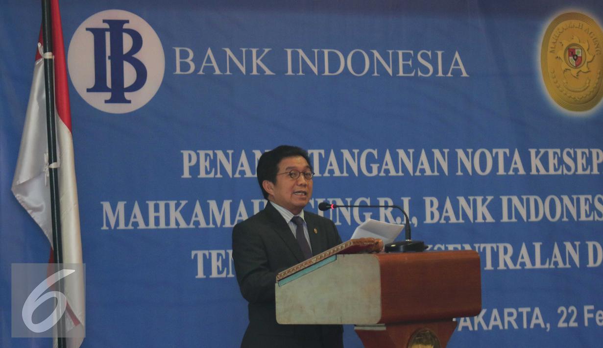 Muliaman D. Hadad memberikan kata sambutan saat penandatanganan Nota Kesepahaman, Jakarta, Senin (22/2). BI dan OJK menjalin kerjasama dengan MA untuk meningkatkan wawasan hakim di bidang kebanksentralan dan jasa keuangan. (Liputan6.com/Angga Yuniar)