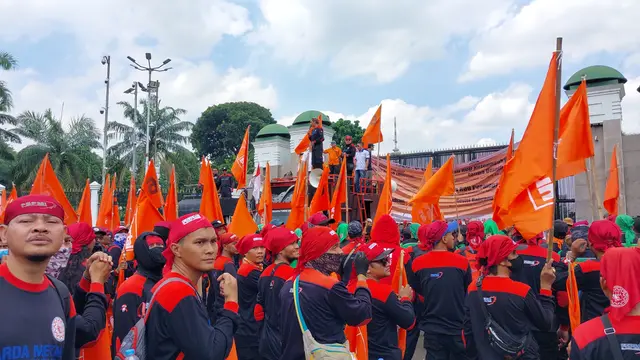 Sejumlah buruh dari kawasan Jabodetabek mulai berdatangan di depan Gedung DPR, Kamis (28/8/2025). (Liputan6.com/Arief)