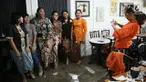 Kebaya tak hanya pantas digunakan dalam acara seremoni. Anna Maria dan sekumpulan perempuan yang tergabung dalam Chatra Kebaya menunjukkan bahwa kebaya juga pantas jadi pakaian sehari-hari. Tetap bergaya sambil menunjukkan identitas kebangsaan.