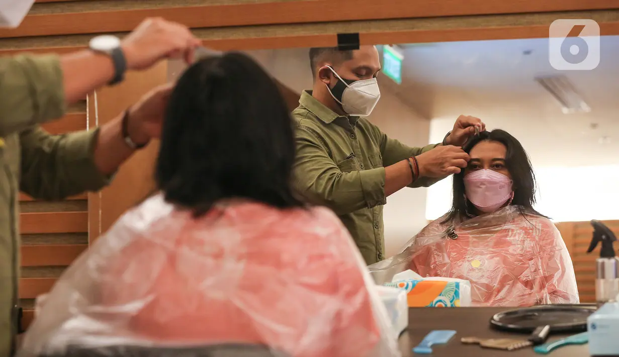 Seorang donatur saat di salon usai memotong rambut bagi pasien kanker pada kegiatan Hair to Share di MRCC Siloam Hospitals Semanggi, Jakarta, Rabu (03/02/2021). Donasi rambut bagi pasien kanker digelar dalam rangka Hari Kanker Sedunia 2021 pada yang jatuh pada 4 Februari. (Liputan6.com/Fery Pradolo)