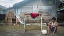 Pesepak bola SSB Tulehu Putra, Rizki Lestaluhu, beristirahat usai latihan di lapangan belakang rumah di Tulehu, Maluku, Selasa (15/11/2017). Jika merasa kurang, Rizki memilih berlatih ekstra di belakang rumahnya. (Bola.com/Vitalis Yogi Trisna)