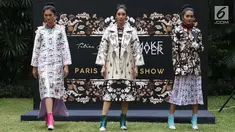 Model mengenakan busana rancangan desainer Tities Sapoetra di Jakarta, Kamis (13/9). Tities diundang oleh Fashion Division untuk menunjukkan hasil rancangannya pada Fashion Division Paris Fashion Show Spring Summer 2019. (Liputan6.com/Immanuel Antonius)