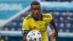 Alexander Isak. Striker Swedia berusia 21 tahun ini baru membuat 1 assist di fase grup saat melawan Polandia. Namun kecepatan dan kelincahannya berkali-kali merepotkan para lawan di fase grup. Saat laga perdana melawan Spanyol ia terpilih menjadi Star of the Match. (Foto: AP/Pool/Anatoly Maltsev)