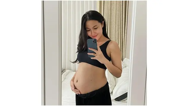 5 Tahun Menikah, Ini 6 Potret Presenter Libra Akila Pamer Baby Bump Kehamilan Kedua