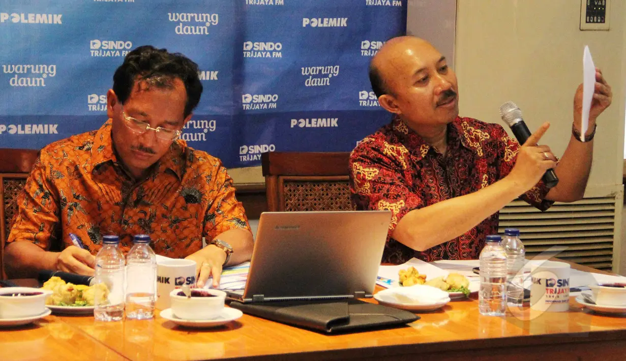 Direktur Pelabuhan dan Pengerukan Kemenhub Adolf R. Tambunan (kiri) dan Plt Migas Gusti Nyoman Wiratmadja (kanan) saat menjadi pembicara dalam diskusi bertajuk "Kontroversi Cilamaya" di Jakarta, Sabtu (28/3/2015). (Liputan6.com/Helmi Afandi)