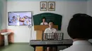 Seorang siswi mempresntasikan pelajaran di depan dosennya di perguruan tinggi guru di Pyongyang, (7/9). Jelang HUT Kemerdekan Korea Utara ke-70, pemerintah pusat mengizinkan wartawan asing meliput beberapa tempat di Korut. (AFP Photo/Ed Jones)