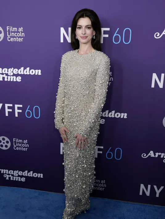 Anne Hathaway berpose saat menghadiri pemutaran perdana film "Armageddon Time" selama Festival Film New York ke-60 di Alice Tully Hall  di New York pada Rabu, 12 Oktober 2022. Anne memakai sepasang sepatu bot manik-manik yang serasi dengan gaunnya. (Photo by Charles Sykes/Invision/AP)