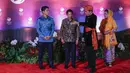 Perdana Menteri Brunei Hassanal Bolkiah (kedua kiri) dan Pangeran Abdul Mateen (kiri) disambut oleh Presiden Indonesia Joko Widodo atau Jokowi (kedua kanan) dan Ibu Negara Iriana Widodo pada gala dinner KTT ke-43 ASEAN di Jakarta, Indonesia, Rabu (6/9/2023). (Mast IRHAM/POOL/AFP)