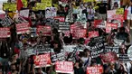 Ratusan pengunjuk rasa berbaris dalam sebuah demonstrasi untuk memperingati 38 tahun "People Power", di Epifanio de los Santos Avenue, Quezon City pada tanggal 25 Februari 2024. (JAM STA ROSA/AFP)