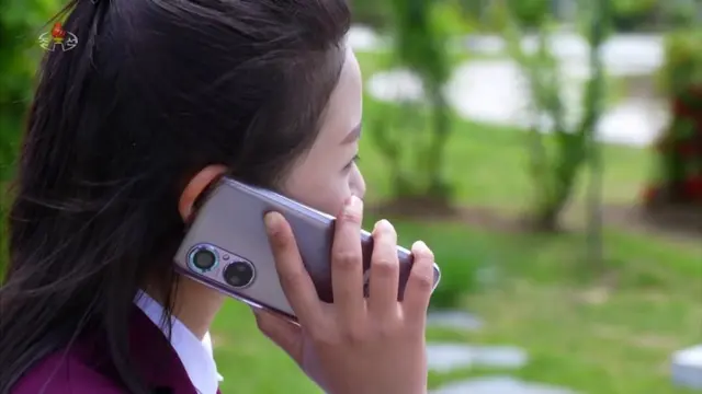 Smartphone besutan Korea Utara Samtaesong8 yang diperkenalkan di KCTV (Foto: Asia News Network).