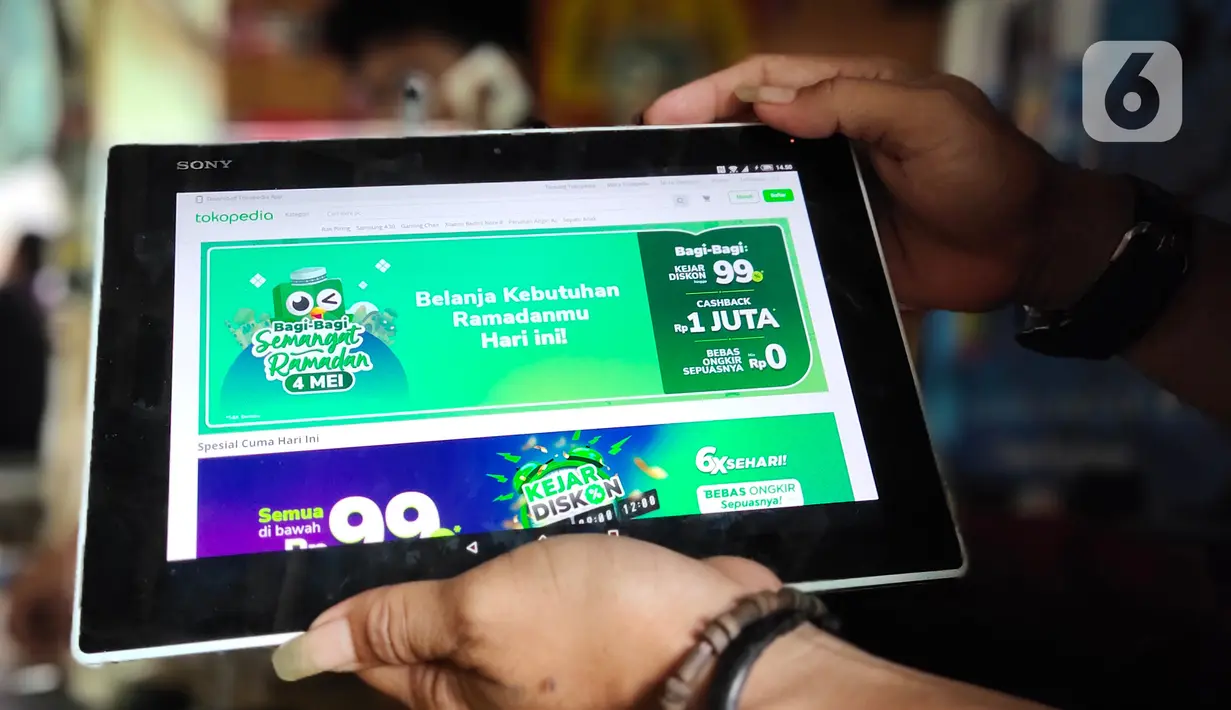 Pelanggan mengecek website tokopedia di Tangerang, Senin (4/5/2020). Tokopedia baru saja diserang hacker, yang mana menyebabkan data kredensial sekitar 91 juta akun pengguna dan 7 juta akun merchant bocor. (Liputan6.com/Angga Yuniar)