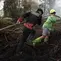 Petugas pemadam kebakaran menyemprotkan air untuk memadamkan api yang melalap lahan gambut di Kubu Raya, Kalimantan Barat, Indonesia, Selasa, 11 Agustus 2026. (Foto AP/Stefanus Taman)
