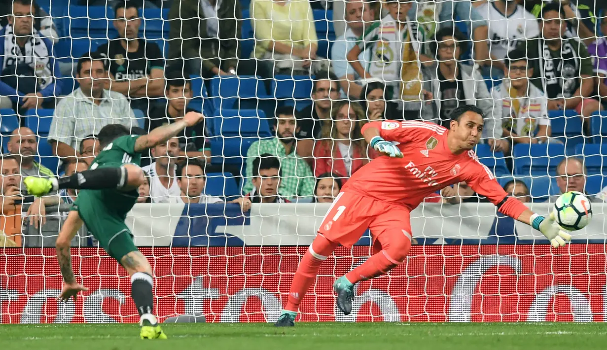 Proses terjadinya gol oleh pemain Real Betis, Arnaldo Sanabria, ke gawang Real Madrid pada laga La Liga Spanyol di Stadion Santiago Bernabeu, Rabu (20/9/2017). Real Madrid kalah 0-1 dari Real Betis. (AFP/Gabriel Bouys)