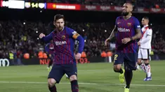 Striker Barcelona, Lionel Messi, melakukan selebrasi usai membobol gawang Rayo Vallecano pada laga La Liga di Stadion Camp Nou, Sabtu (9/3). Barcelona menang 3-1 atas Rayo Vallecano. (AP/Manu Fernandez)