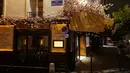 Restoran yang tutup di Montmartre di distrik 18 Paris, selama penerapan jam malam, Jumat (23/10/2020). Prancis memperpanjang jam malam untuk sembilan kota yang menjadikan sebanyak 46 juta orang harus berada di rumah mulai pukul 21.00-06.00 guna mencegah meluasnya virus corona. (Valery HACHE/AFP)