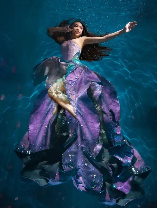 Kemudian Naura Ayu yang tampak menawan dibalut strapless dress dengan rok yang tampak flowy di air rancangan Maison Baaz Couture. [Credit: IG/@marthasuherman].