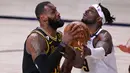 Pebasket Los Angeles Lakers, LeBron James, berebut bola dengan pebasket Denver Nuggets, Jerami Grant, pada gim kedua final wilayah barat Playoff NBA 2020, Senin (21/9/2020). Lakers menang dengan skor 105-103. (AP/Mark J. Terrill)