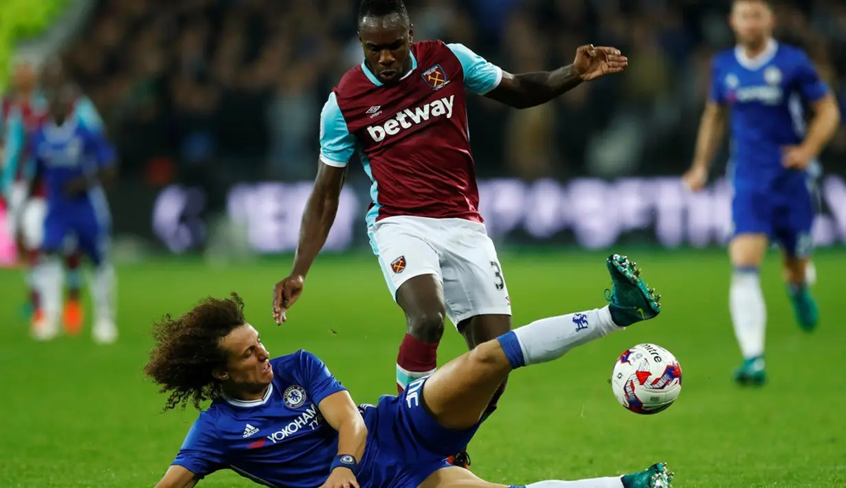 Pemain Chelsea, David Luiz, berusaha menghentikan pergerakan pemain West Ham United, Michail Antonio, dalam laga 16 besar Piala Liga Inggris 2016-2017 di Olympic Stadium, Rabu (26/10/2016) waktu setempat. (Reuters/Eddie Keogh)