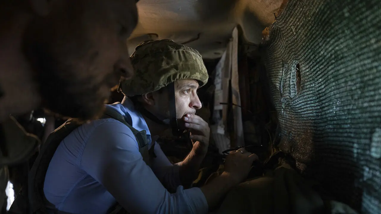 Presiden Ukraina Volodymyr Zelensky saat berada di garda depan dalam tempat perlindungan di bagian timur Ukraina yang berkonflik. (Ukrainian Presidential Press Office via AP, File)