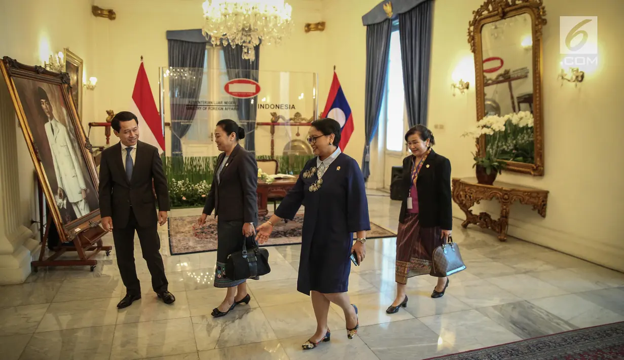 Menlu RI, Retno Marsudi menerima kunjungan Menlu Laos, Saleumxay Kommasith di Gedung Pancasila Kemlu, Jakarta, Kamis (27/7). Selain peringati 60 tahun hubungan, kedua Menlu juga akan membahas beberapa topik kerjasama bilateral (Liputan6.com/Faizal Fanani)