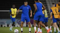 Penyerang #10 Prancis Kylian Mbappe (Tengah) dan rekan satu timnya mengikuti sesi latihan di Stadion Al Sadd SC di Doha, Jumat (9/12/2022). Partai sengit akan tersaji di babak 8 Besar Piala Dunia 2022 antara Timnas Inggris menghadapi Prancis akan digelar pada Minggu (11/12) dini hari WIB di Al-Bayt Stadium. (FRANCK FIFE / AFP)